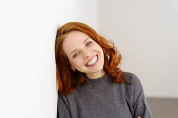 Obraz premium attraktive frau mit roten haaren und blauen augen