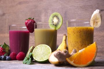 Smoothies aus unterschiedlichen Früchten