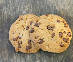 cookies aux pépites de chocolat noir ,isolé,sur fond bois