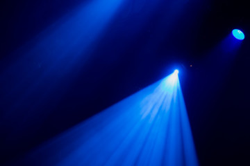 La lumière bleue des projecteurs à travers la fumée dans le théâtre pendant la représentation. Matériel d& 39 éclairage.