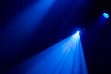 Crédence de cuisine en verre imprimé Lumière et ombre La lumière bleue des projecteurs à travers la fumée dans le théâtre pendant la représentation. Matériel d& 39 éclairage.