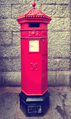 Fototapeta na wymiar Traditional post box in London