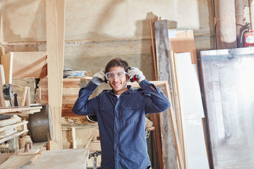 Schreiner arbeitet  in der Holzverarbeitung