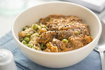 Lamb curry with pea and chickpeas