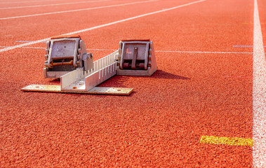 Laufbahnen bzw. Kampfbahnen auf einem Sportplatz