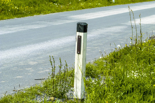 Begrenzungspfahl mit Reflektor an einer Landstrasse, Österreich