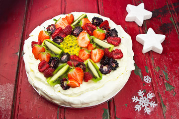 Christmas Pavlova with fruits 