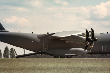 Cargo aircraft with open rear ramp