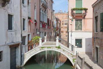 Fototapeta na wymiar Typical Venice glimpse, with canal and bridge