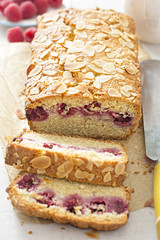 Raspberry bake well cake with almonds 