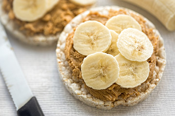 Rice cakes with peanut butter and slices of banana