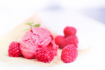 glace à la framboise sur fond blanc