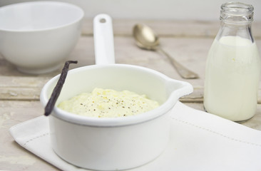 Obraz na płótnie Canvas Vanilla rice pudding in white enamel pot