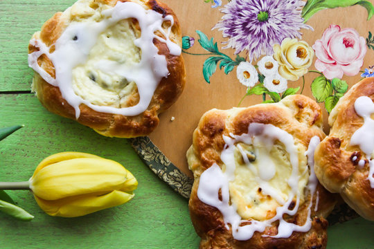 dannish pastry cakes with cheese filling and icing