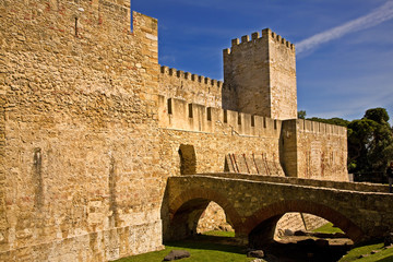 Obraz premium Castle keep at Sao Jorge castle in Lisbon, Portugal, complete with moat.
