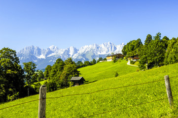 Traditionelles Bauernhaus auf einem Hügel mit Blick auf die Alp