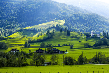 Fototapeta na wymiar einzelne Häuser in der Hügellandschaft, Österreich, Tirol, Os