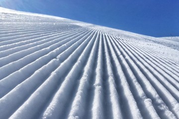 tracce della pista da sci appena battuta