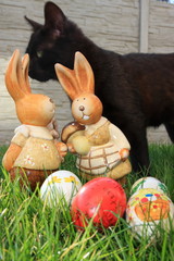 osterhasen mit ostereiern und katze