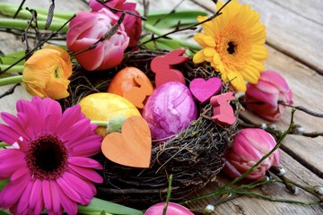 Grußkarte - Osternest mit bunten Eiern und Blumen