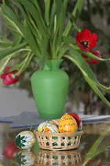 ostereier und blumen in vase