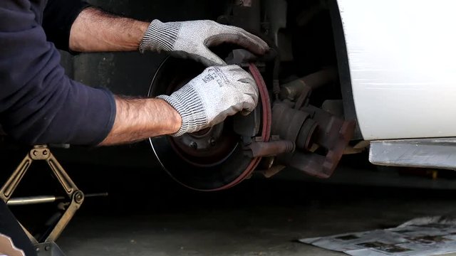 Sc&egrave;ne d'un montage de plaquettes de frein voiture