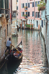Fototapeta na wymiar Gondoliere in Venedig 2