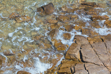 Wellen auf Steinstrand