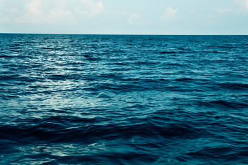 Obraz premium summer sea with blue water wave. Outdoor tropical summer sea paradise. Heaven view of deep transparent ocean. Sunshine reflection on a calm summer ocean. Tranquility of turquoise water