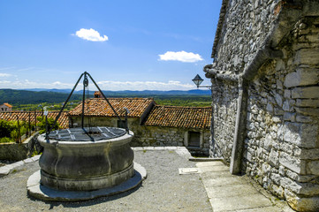 Stanjel, altes Steinhaus, Brunnen, Slowenien, Südslowenien
