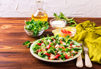 Salad with strawberry, spinach, walnuts and goat cheese