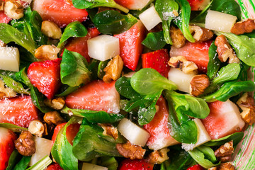 Salad with strawberry, spinach, walnuts and goat cheese