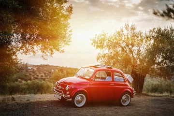 Gordijnen Mooie vintage auto geparkeerd in mediterrane heuvels © djrandco