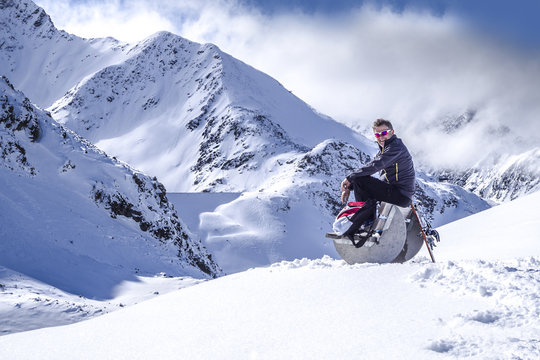 Portrait Skifahrer auf einer Bank sitzend
