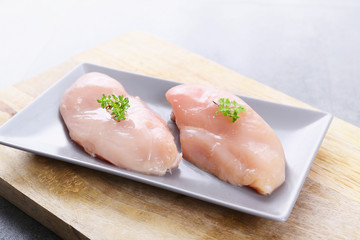 blanc de poulet sur planche planche à découper en bois