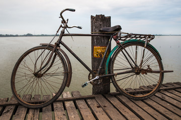 Naklejka na ściany i meble Myanmar Fahrrad U-bein-Brücke
