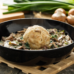 Semmelknödel mit Rahmchampignons - Bread dumpling with creamed mushrooms