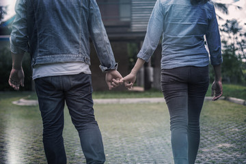 Obraz premium A young couple holding hands. In Nature sunrise 