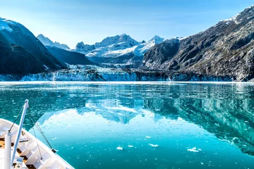 Abwaschbare Fototapete Gletscher Kreuzfahrtschiff in Glacier Bay in Richtung Johns Hopkins Glacier in Alaska, USA. Panoramablick im Sommer.