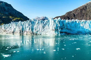 Papier Peint photo Glaciers Vue sur le paysage de la baie des glaciers de l& 39 Alaska depuis le voyage de vacances en bateau de croisière. Concept de réchauffement global et de changement climatique avec la fonte des glaciers avec le glacier Johns Hopkins et les montagnes du mont F