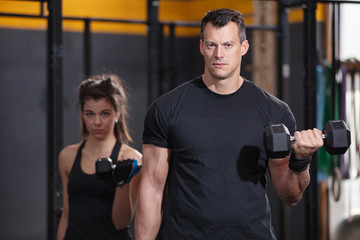 Naklejka premium Trening ze sztangą mężczyzny i kobiety na siłowni