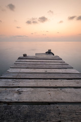 Fototapeta premium Zachód słońca na molo na plaży w Koh Chang, Tajlandia