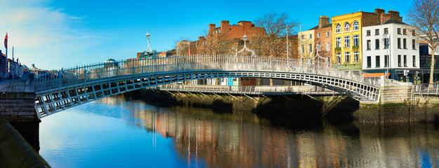 Naklejka premium Dublin, zdjęcie panoramiczne mostu Half Penny Bridge