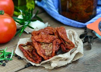 Pomodori Secchi al Sole - Getrocknete Tomaten auf Holztisch, Rustikal angerichtet, Foodstyling 