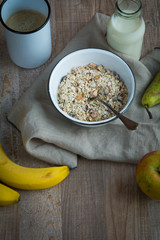 Frühstück mit Müsli, Obst und Kaffee