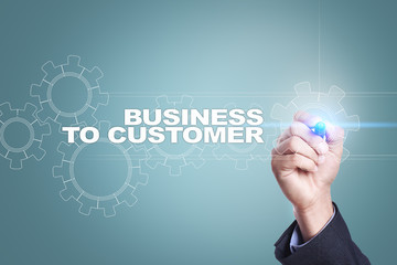 Obraz premium Businessman drawing on virtual screen. business to customer concept.