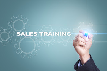 Obraz premium Businessman drawing on virtual screen. sales training concept.