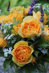 gelber romantischer Rosenstrauß