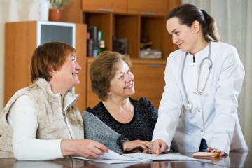 Obraz premium Female therapeutist consulting senior patients in clinic