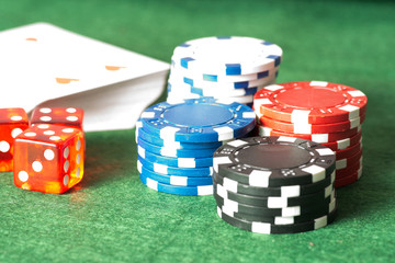 Poker Chips, Karten und Spielwürfeln in einem Casino